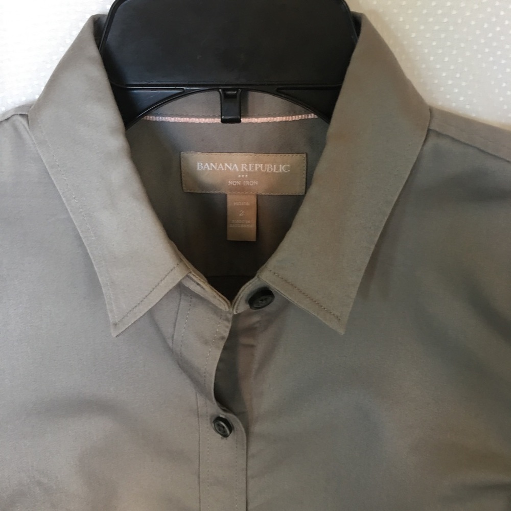 Women’s Banana Republic no iron shirt.